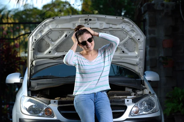 endişeli kızın kırık arabası