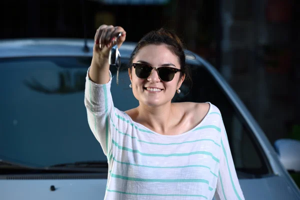 Jovem menina segurar chave do carro — Fotografia de Stock