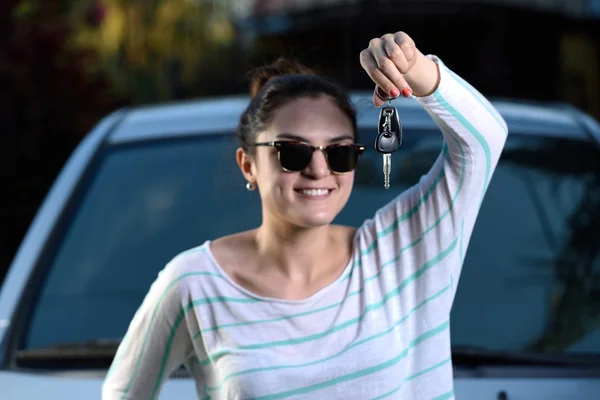 Chave do carro na mão da menina — Fotografia de Stock