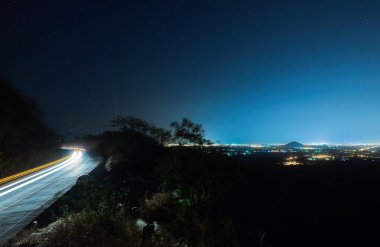 gece şehir satırında