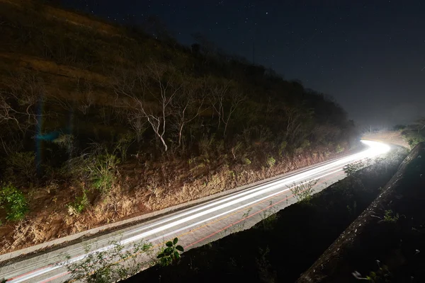 Sygnalizacja świetlna na górskiej drodze — Zdjęcie stockowe