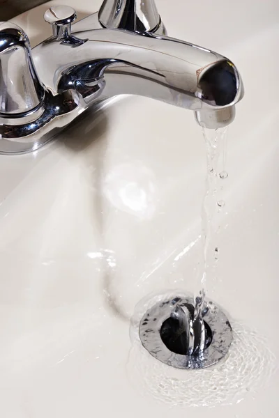 Écoulement d'eau du robinet — Photo