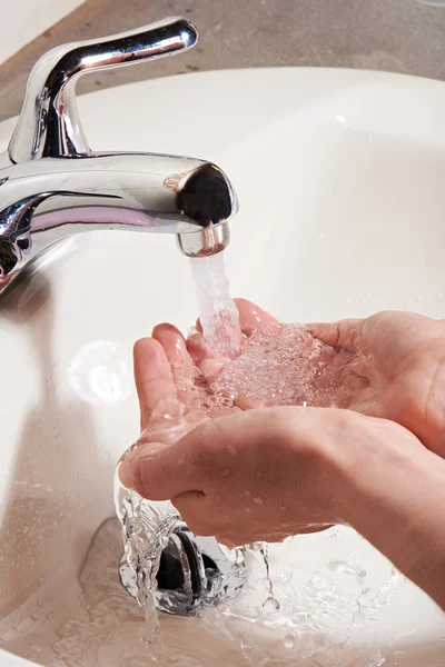 Klares Wasser in den Händen — Stockfoto