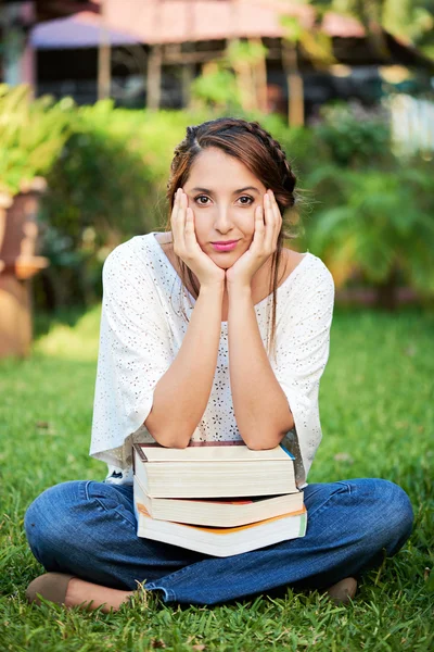 Chica sentarse con libros —  Fotos de Stock