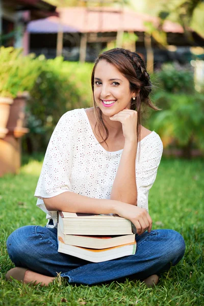 Chica sonriente con libros — Foto de Stock