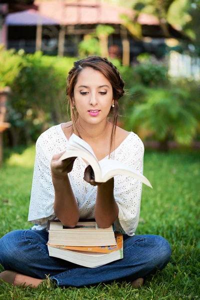 Chica joven libro de navegación —  Fotos de Stock