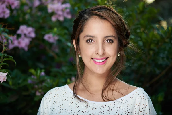 Sonriendo feliz hermosa chica —  Fotos de Stock