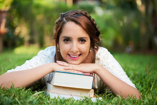 Chica sonriendo en libros —  Fotos de Stock