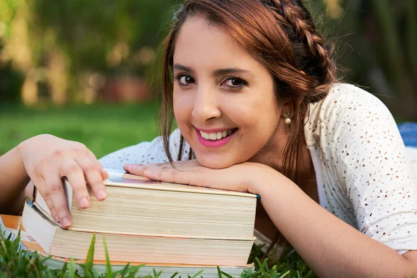 Donna che riposa su mucchio di libri — Foto Stock