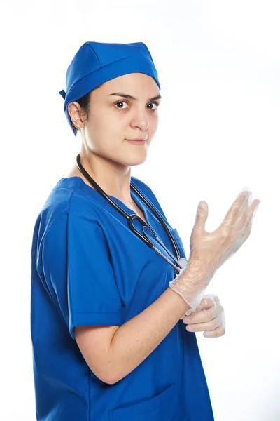 Jovem médico colocando luvas — Fotografia de Stock