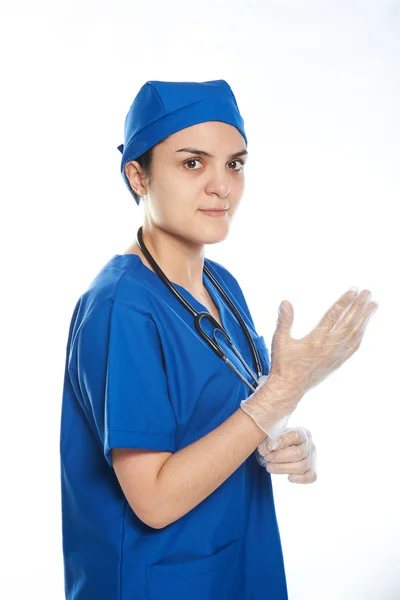 Cirurgião feminino com luvas — Fotografia de Stock