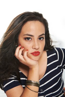 Çilli genç bir kadın.