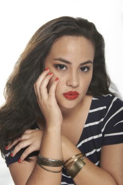 genç esmer kız poz