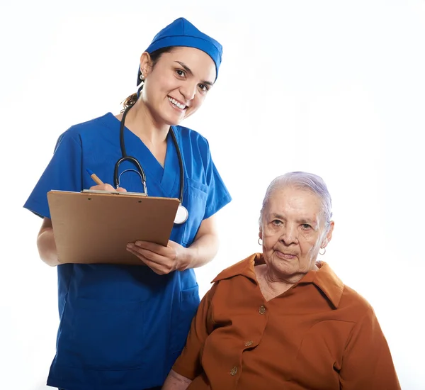 Enfermeira e mulher idosa — Fotografia de Stock