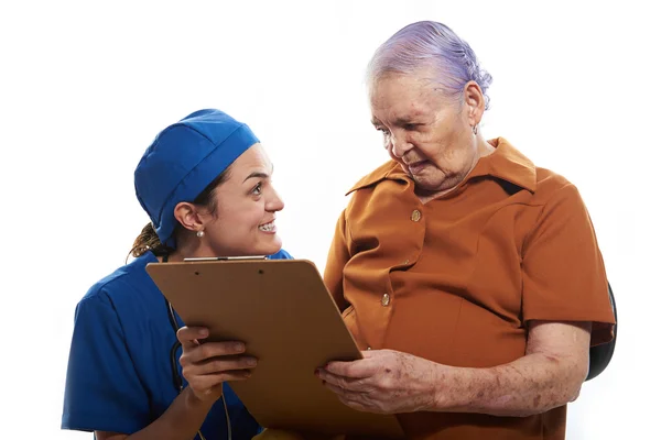 Vecchia paziente che legge la sua storia — Foto Stock