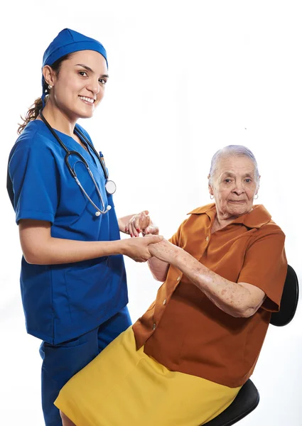 Enfermeira segurar as mãos velha senhora — Fotografia de Stock