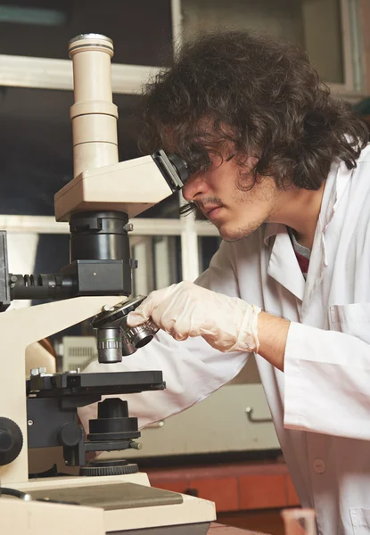 Giovane che lavora in laboratorio — Foto Stock