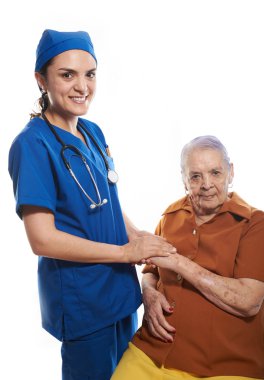 Doktor hastaların elini tutuyor.