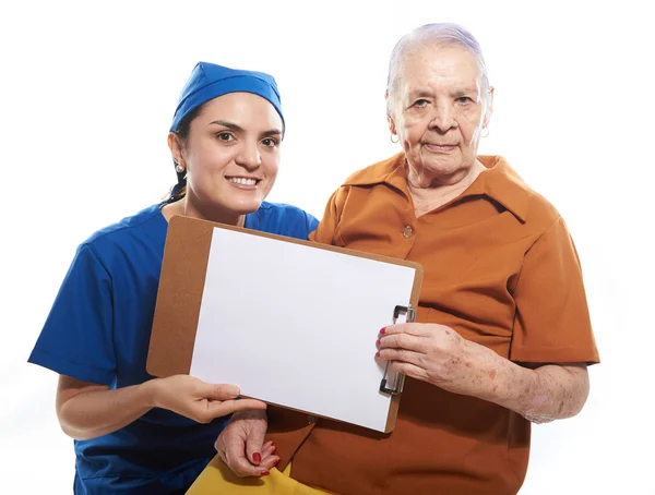 Giovane stagista con vecchio paziente mostrando appunti — Foto Stock