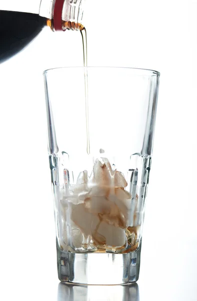 Soda ins Glas gießen — Stockfoto