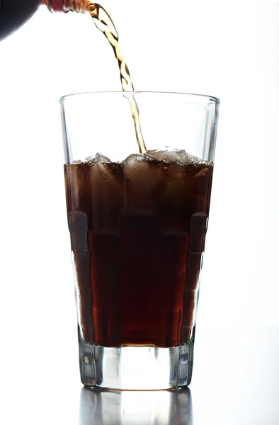 Braunes Soda ins Glas gießen — Stockfoto