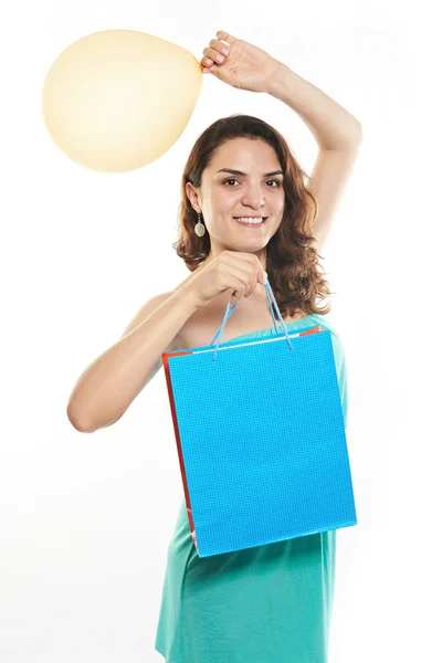 Sourire fille avec sac cadeau en papier — Photo