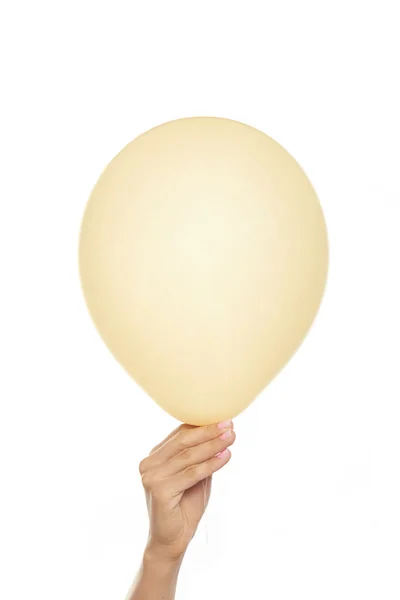 Tenir un ballon jaune — Photo