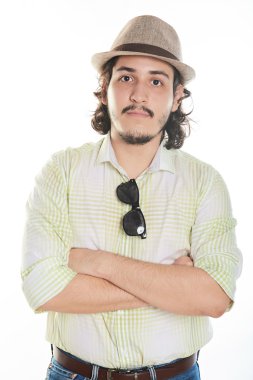 Çapraz kollu genç adam