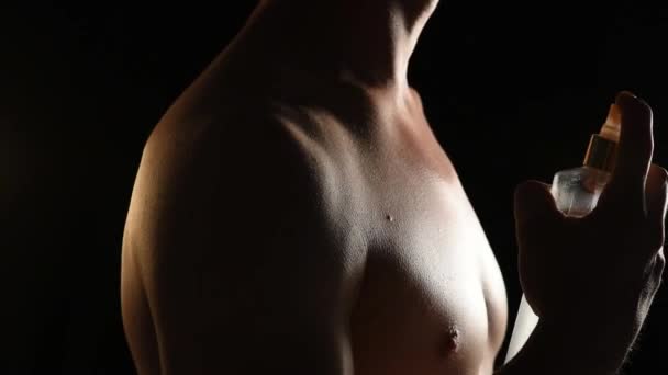 Aplicar perfume en el cuerpo del hombre — Vídeos de Stock