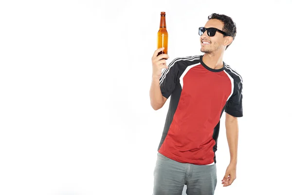 Bira şişesi holding adam — Stok fotoğraf