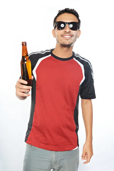 Homme souriant dans des lunettes de soleil avec de la bière — Photo