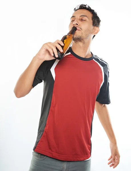 Homme boire de la bouteille de bière — Photo