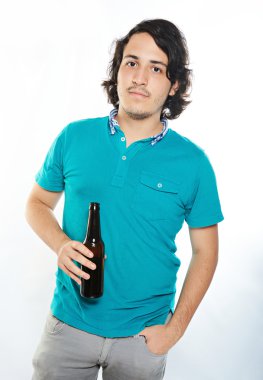 bira şişesi ile bir adam