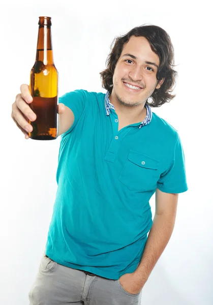 Homme souriant avec de la bière — Photo