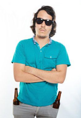 adam çapraz kollar ve bira