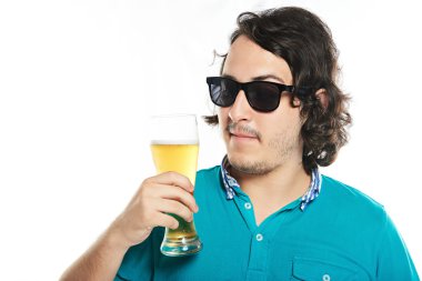 adam bira ile güneş gözlüğü