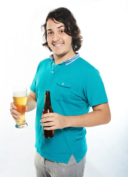 Νεαρός άνδρας με μπουκάλι μπύρας και γυαλί — Φωτογραφία Αρχείου