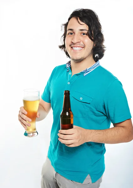 Jovem feliz com cerveja — Fotografia de Stock