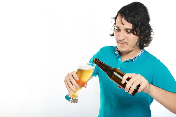 Muž vylévající pivo — Stock fotografie