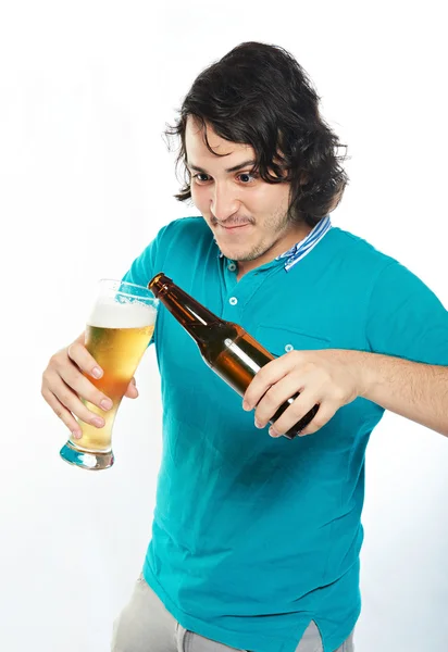 Muž vylévající pivo — Stock fotografie