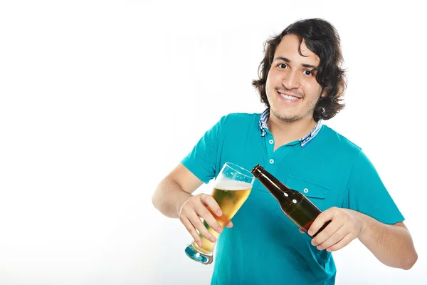 Sorrindo homem despeje cerveja — Fotografia de Stock