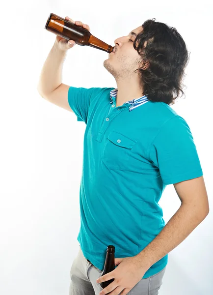 Mladý muž pít pivo — Stock fotografie