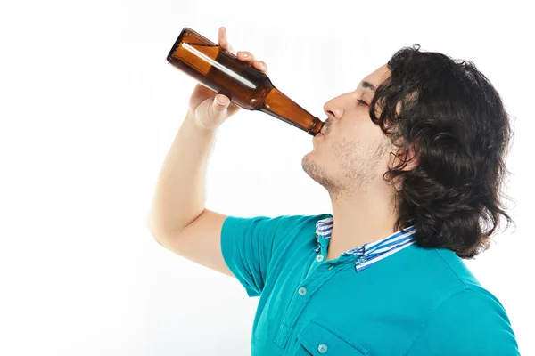 Muž pít pivo s radostí — Stock fotografie