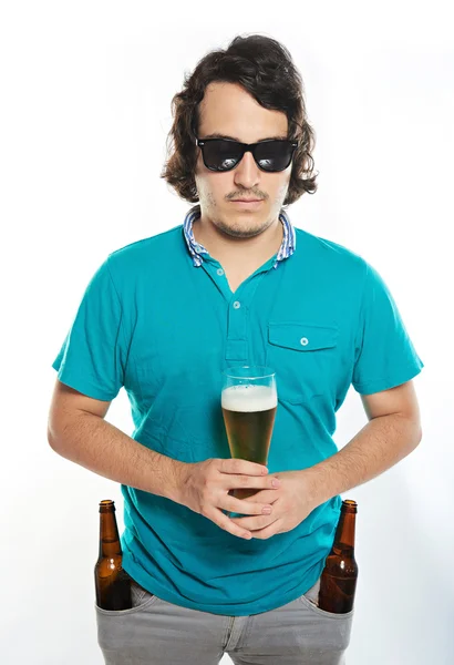 Homem sério com copo de cerveja — Fotografia de Stock
