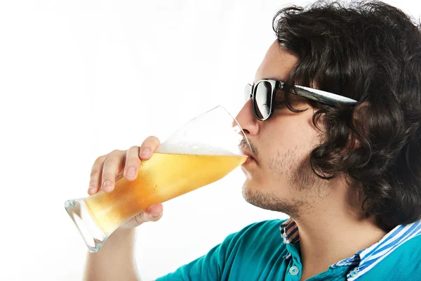 Muž v sluneční brýle pít pivo — Stock fotografie
