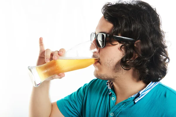 Barba homem beber cerveja — Fotografia de Stock