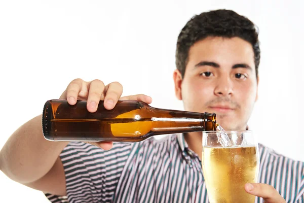 Nahaufnahme eines Mannes, der Bier einschenkt — Stockfoto