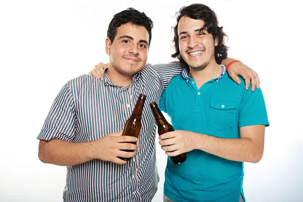 Iki arkadaş bira ile gülümseyen — Stok fotoğraf