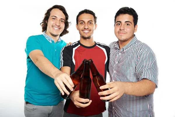 Bouteilles de bière dans les mains des gars — Photo