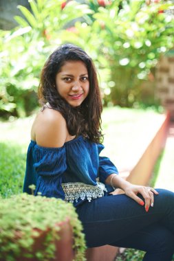 genç kız bahçede oturmak